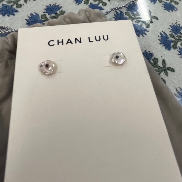 NWT Chan Luu Pearl Stud Earrings - Picture 7 of 13